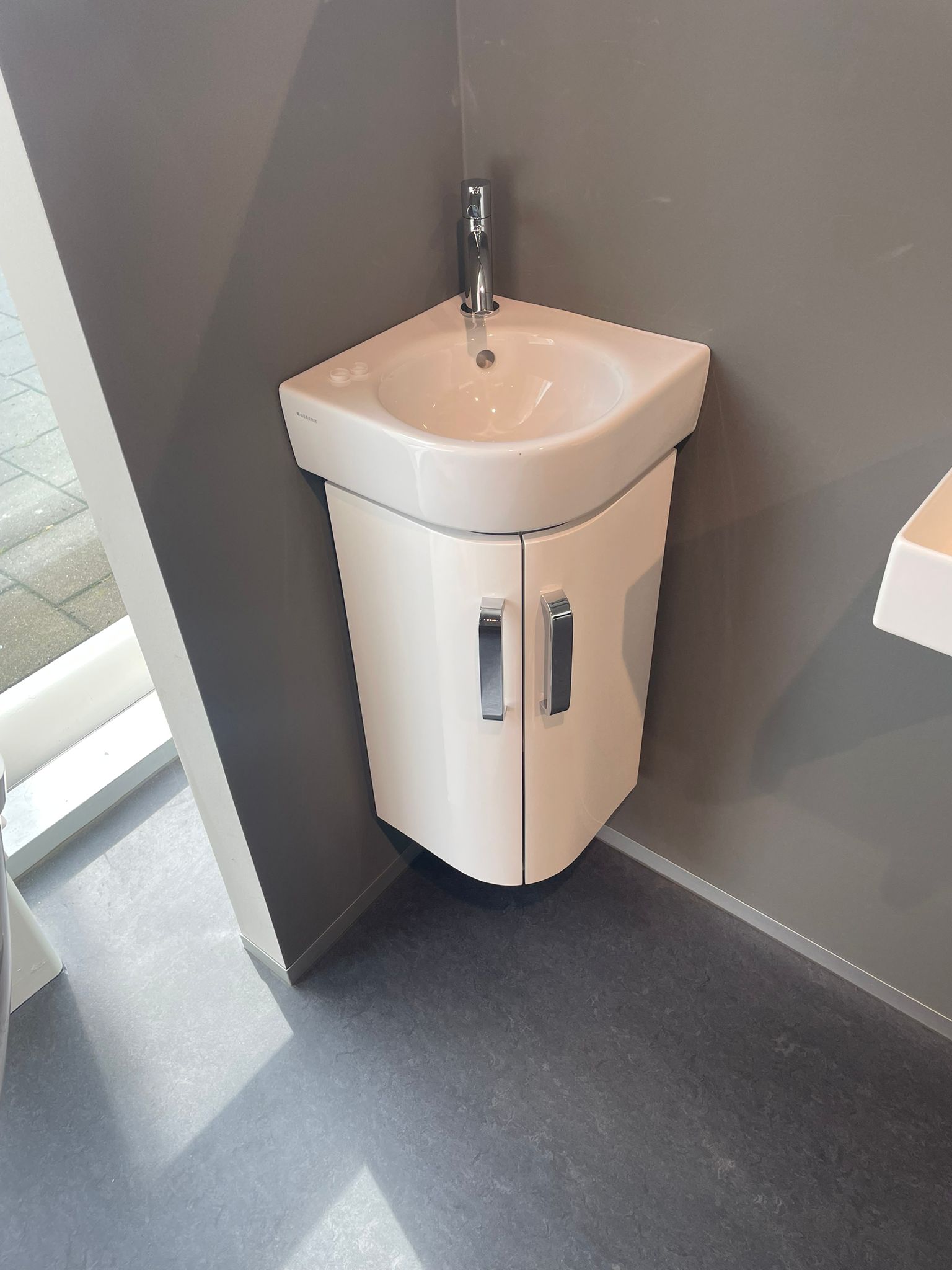 Compact hoekfonteintje en kraan